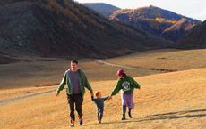 Article Image for Family Saga: Multi-Generational Travel